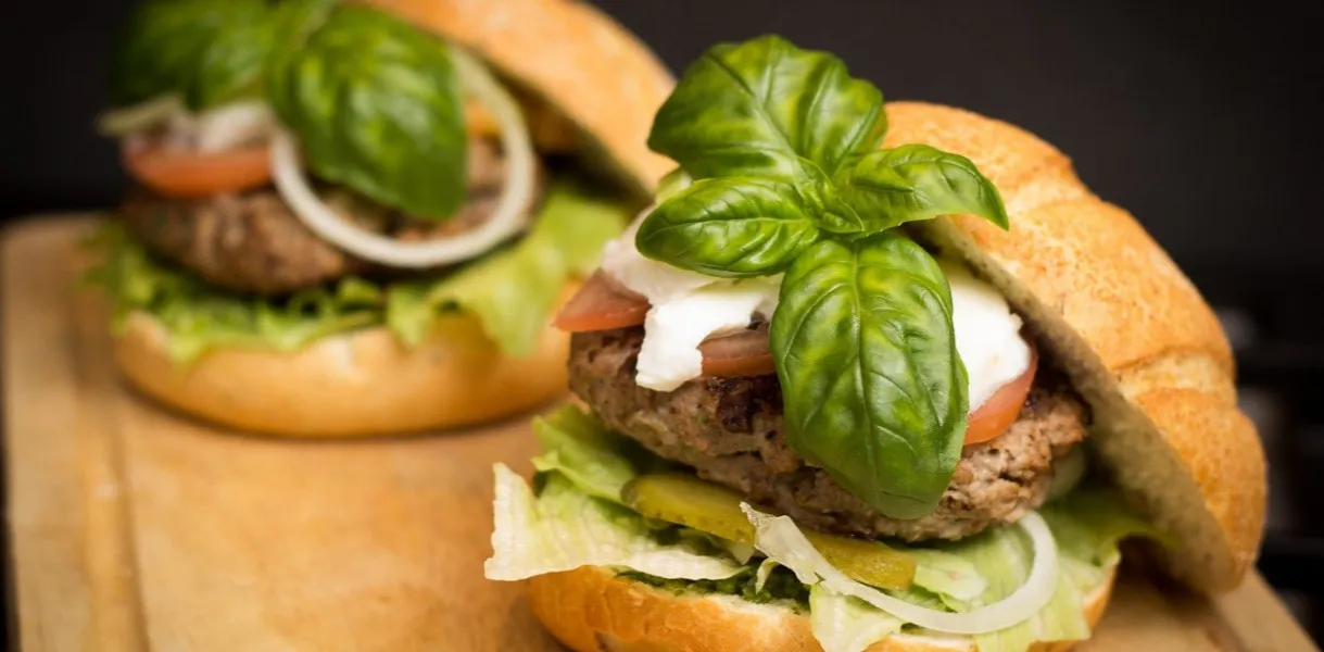 Zdjęcie Czym się różni hamburger od burgera? Odkryj zaskakujące różnice