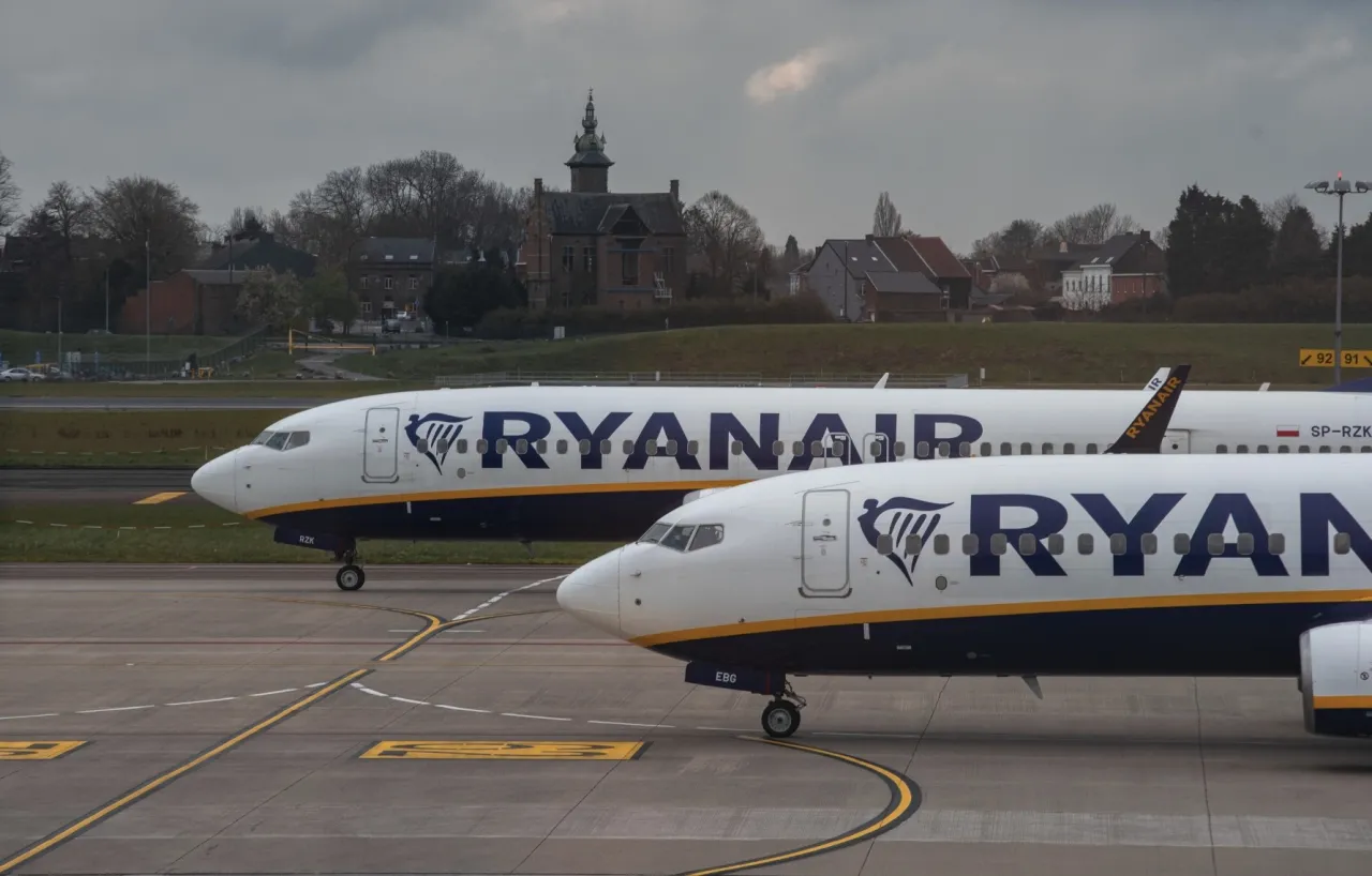 Dwa samoloty Ryanair na płycie lotniska. Trudno powiedzieć, ile samolot&oacute;w ma Ryanair, ale te dwa wyglądają gotowe do lotu.