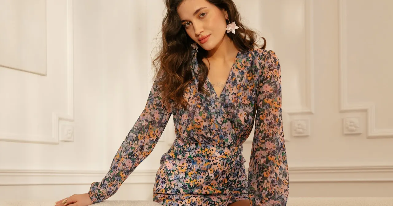 biżuteria do sukienki w kwiaty inspiracje