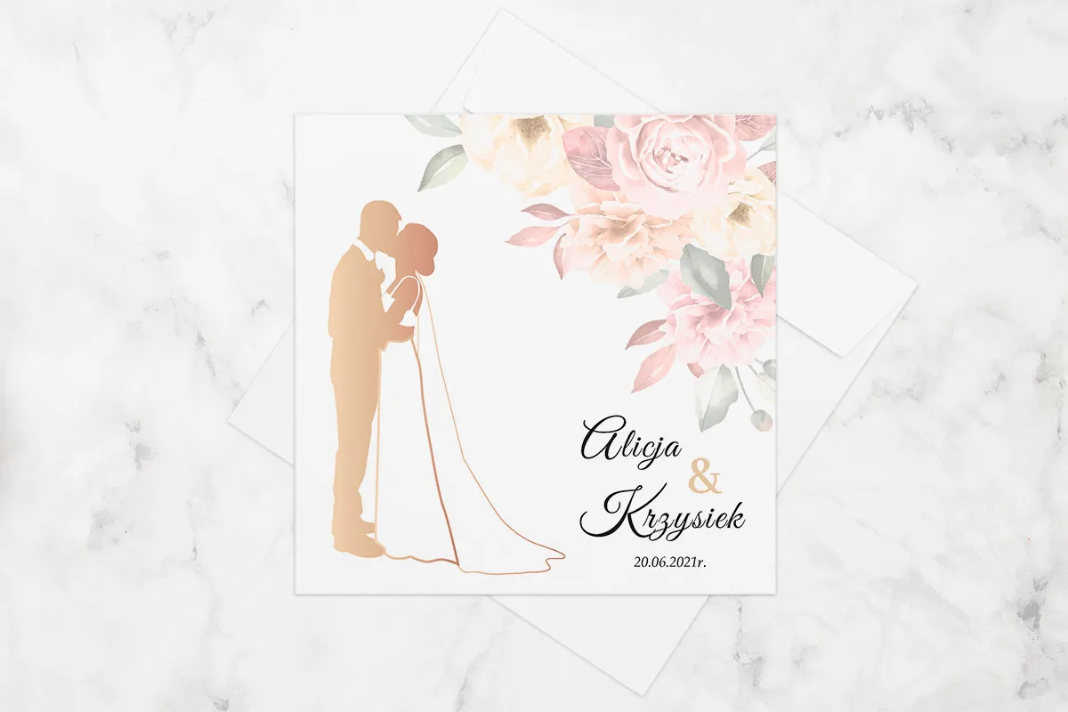 para młoda wręczająca zaproszenia ślubne