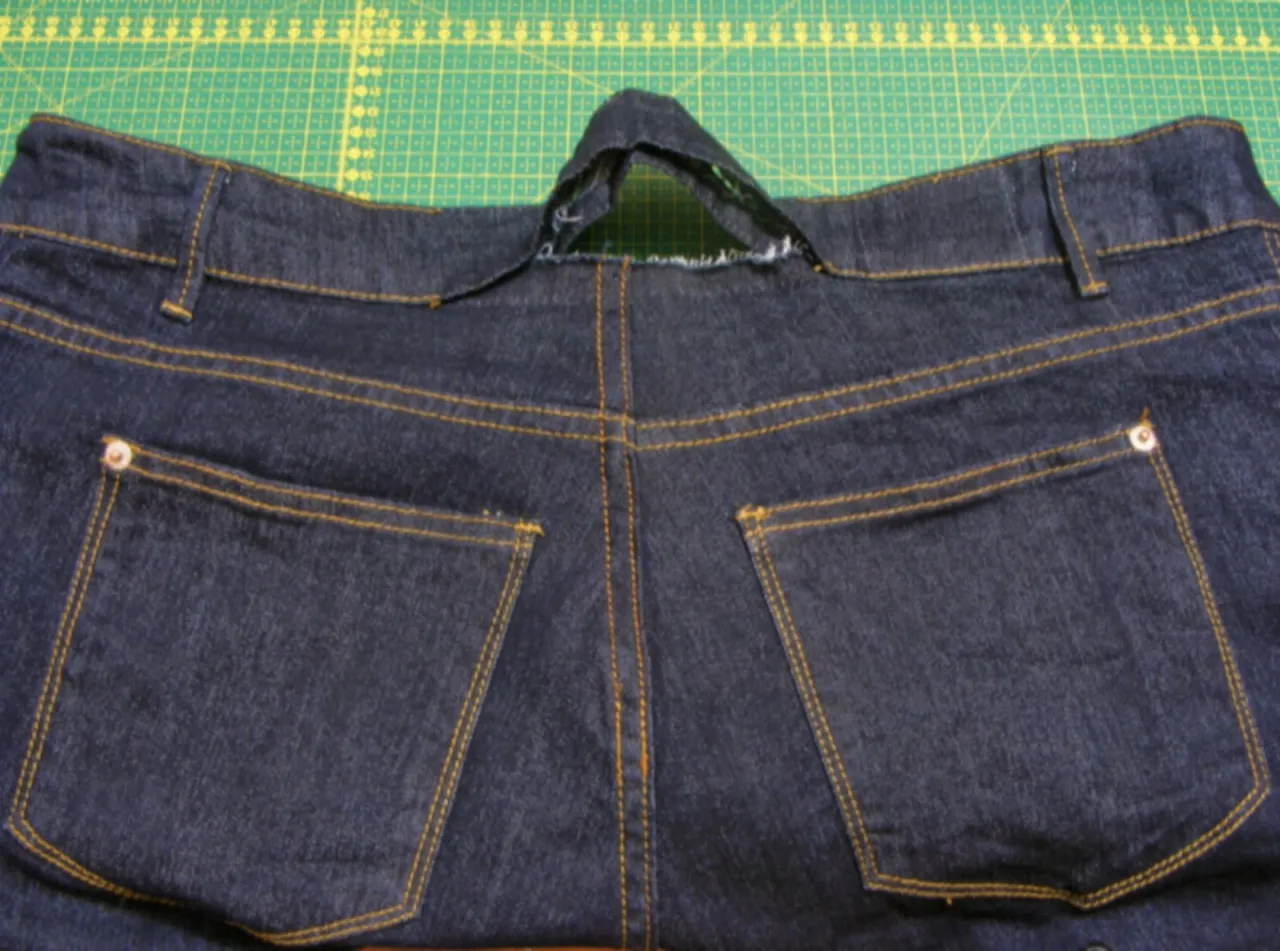 Zwężanie spodni jeansowych a garniturowych