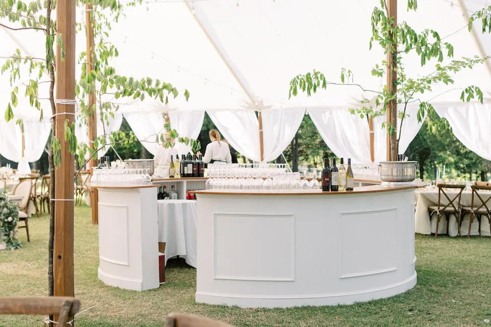 elegancki mobilny bar weselny na sali bankietowej