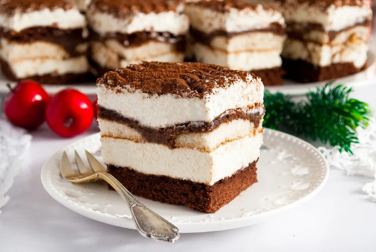 Pyszne ciasto kukułka, warstwowe, z kremem i kakao, idealne na deser.
