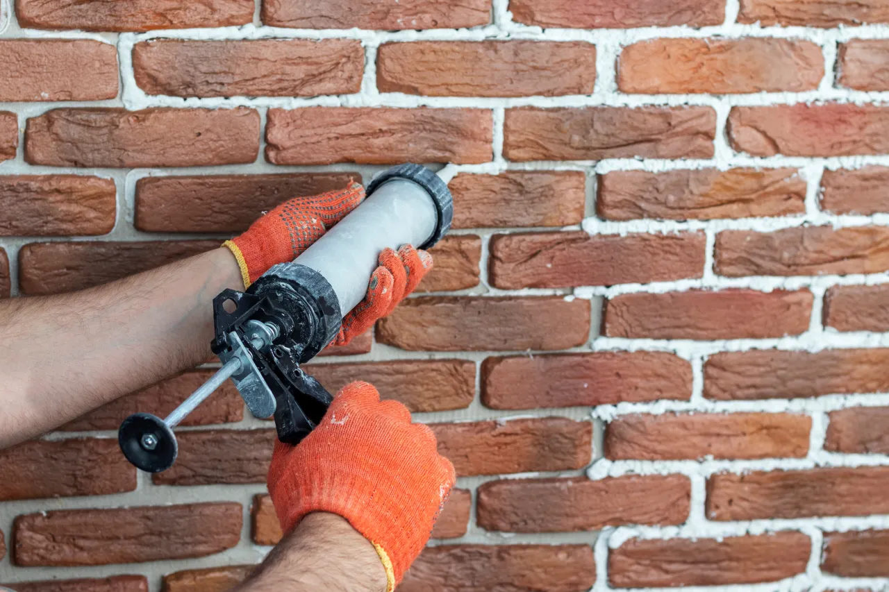 fugowanie cegły dekoracyjnej pistolet kielnia