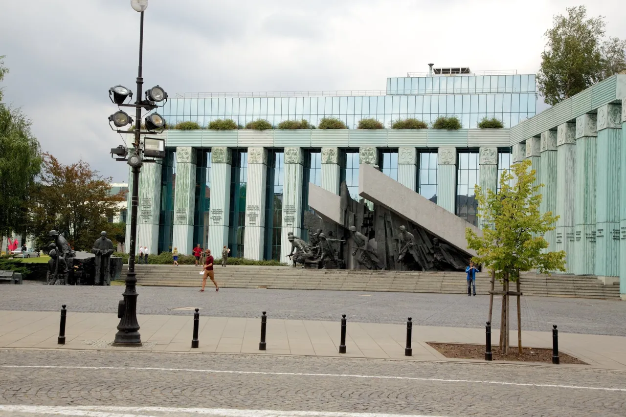 Pomnik i nowoczesny budynek Sądu Najwyższego w Warszawie. Tu zapadają ważne decyzje, co robi sąd najwyższy.