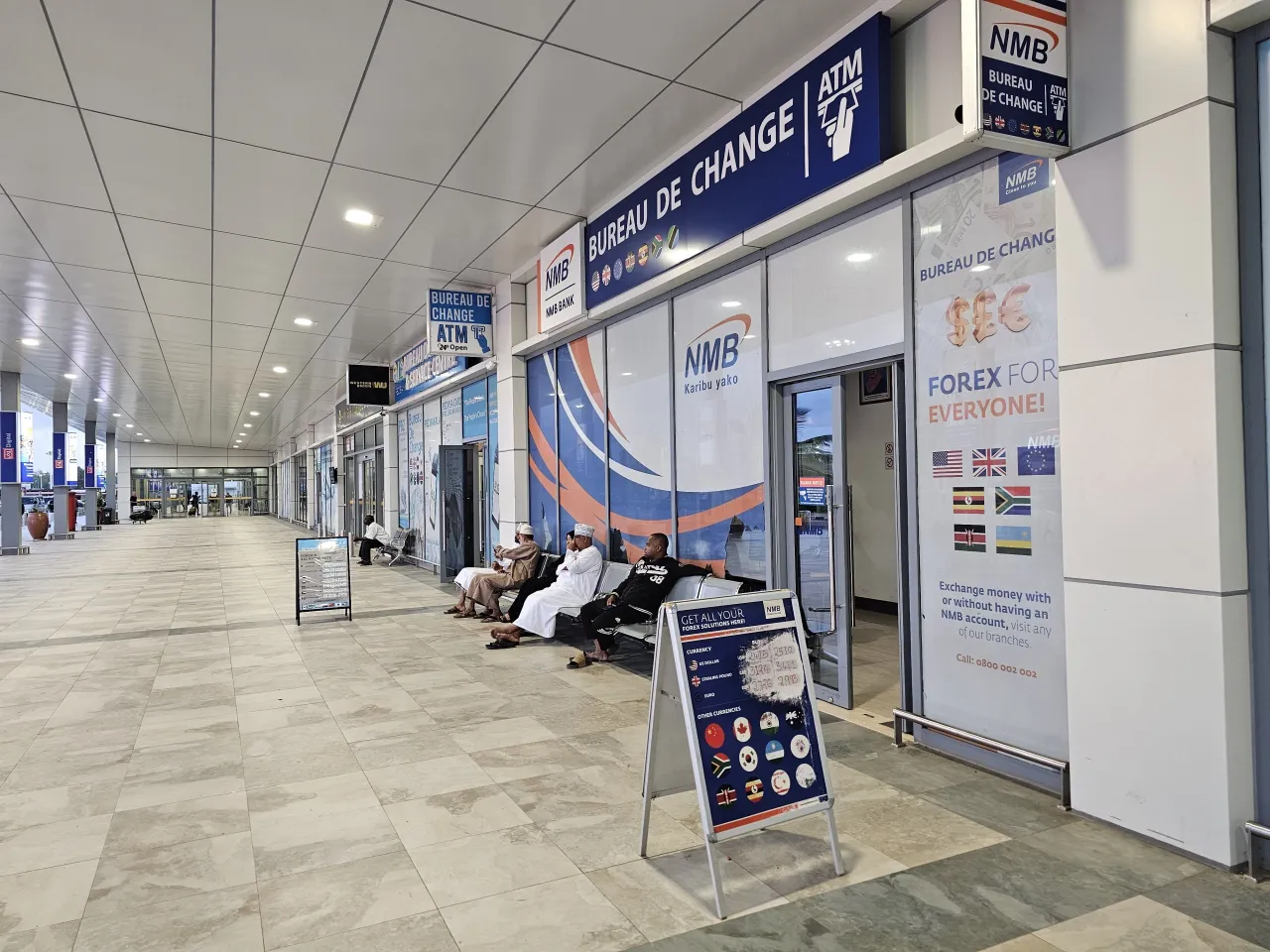 Tablica z kursami walut pokazuje, jaka waluta na Zanzibarze jest dostępna do wymiany. Widać dolary, funty, euro i inne.