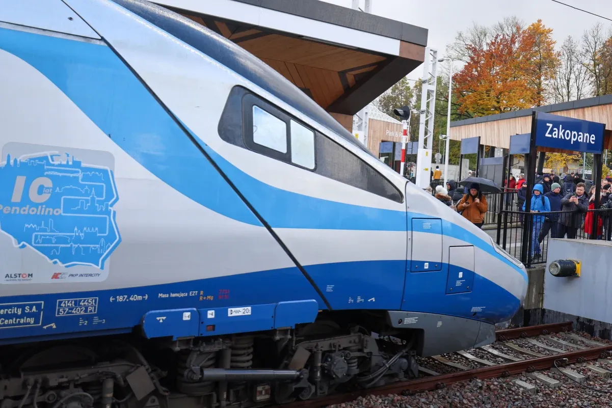 Pociąg Pendolino w g&oacute;rach lub na stacji Zakopane