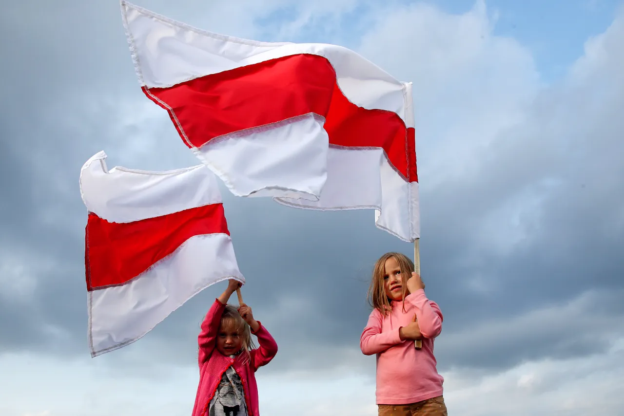flagi Białorusi oficjalna i historyczna obok siebie