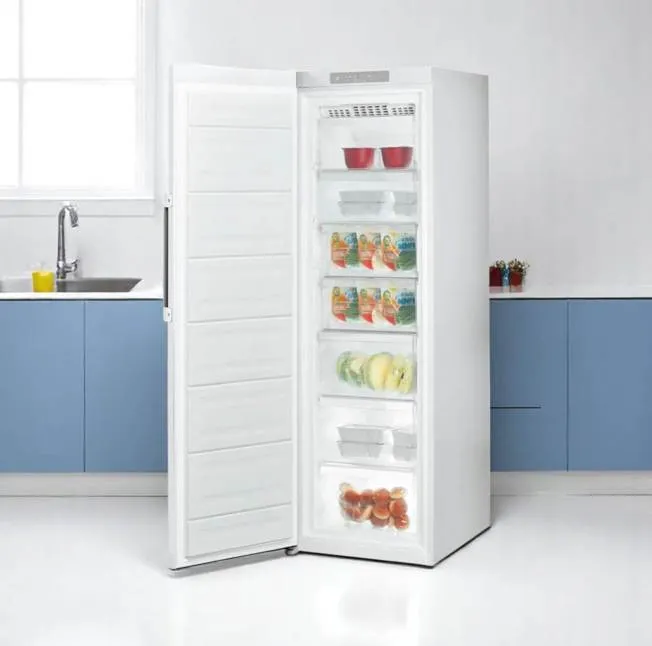 zorganizowana zamrażarka z szufladami