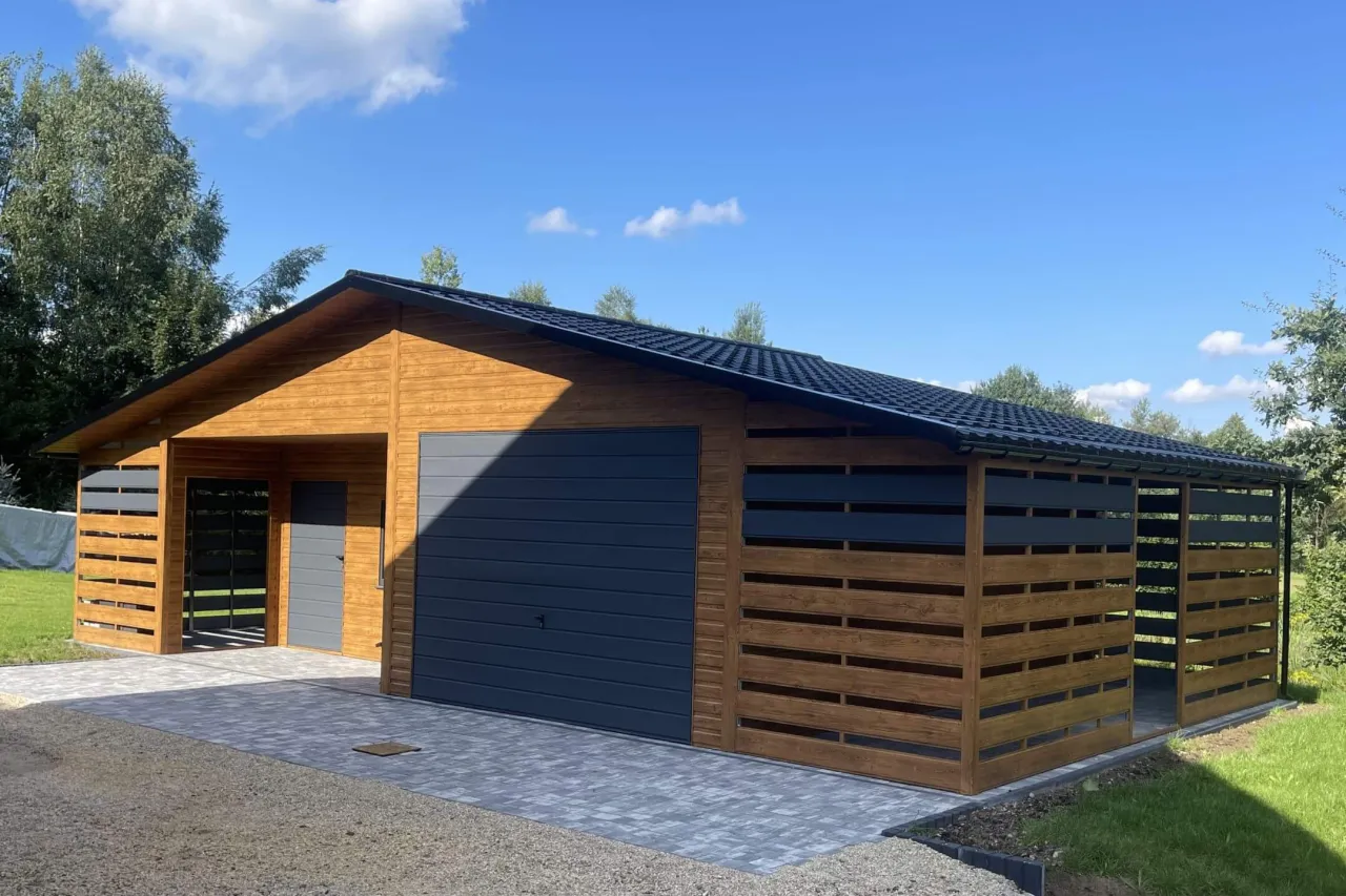 nowoczesny garaż blaszany drewnopodobny