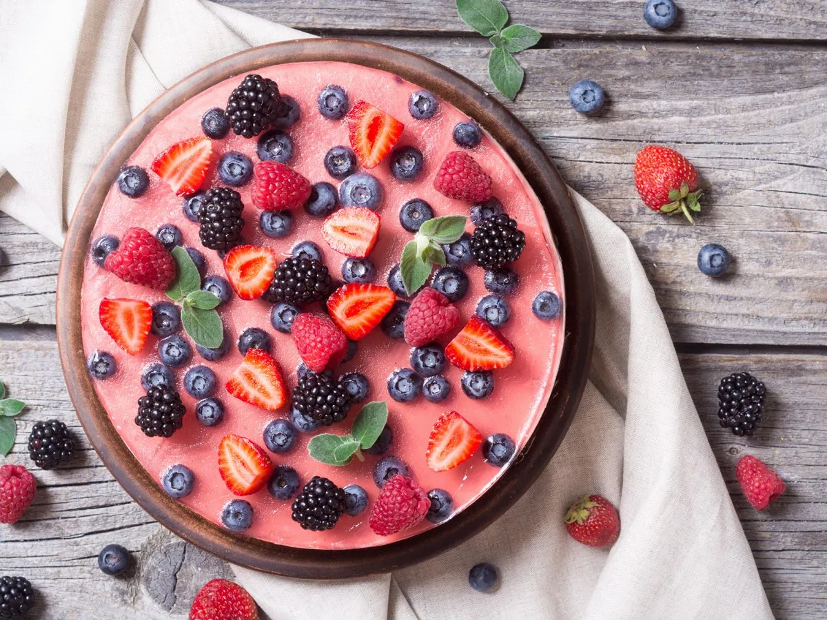 Puszysty sernik z malinami, bor&oacute;wkami i jeżynami. Idealny przepis na sernik, kt&oacute;ry nie opada.