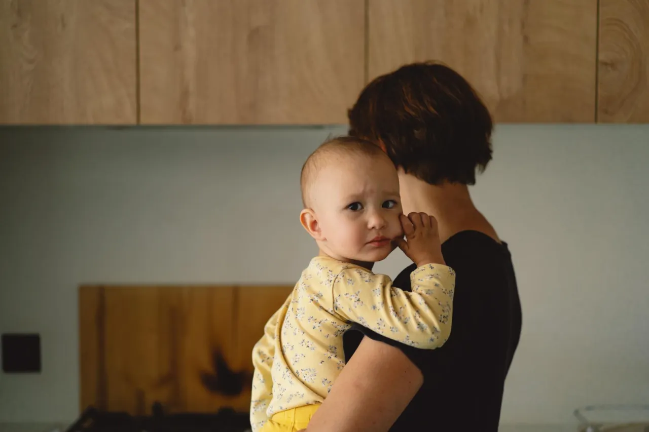 niemowlę i dwulatek bawiący się