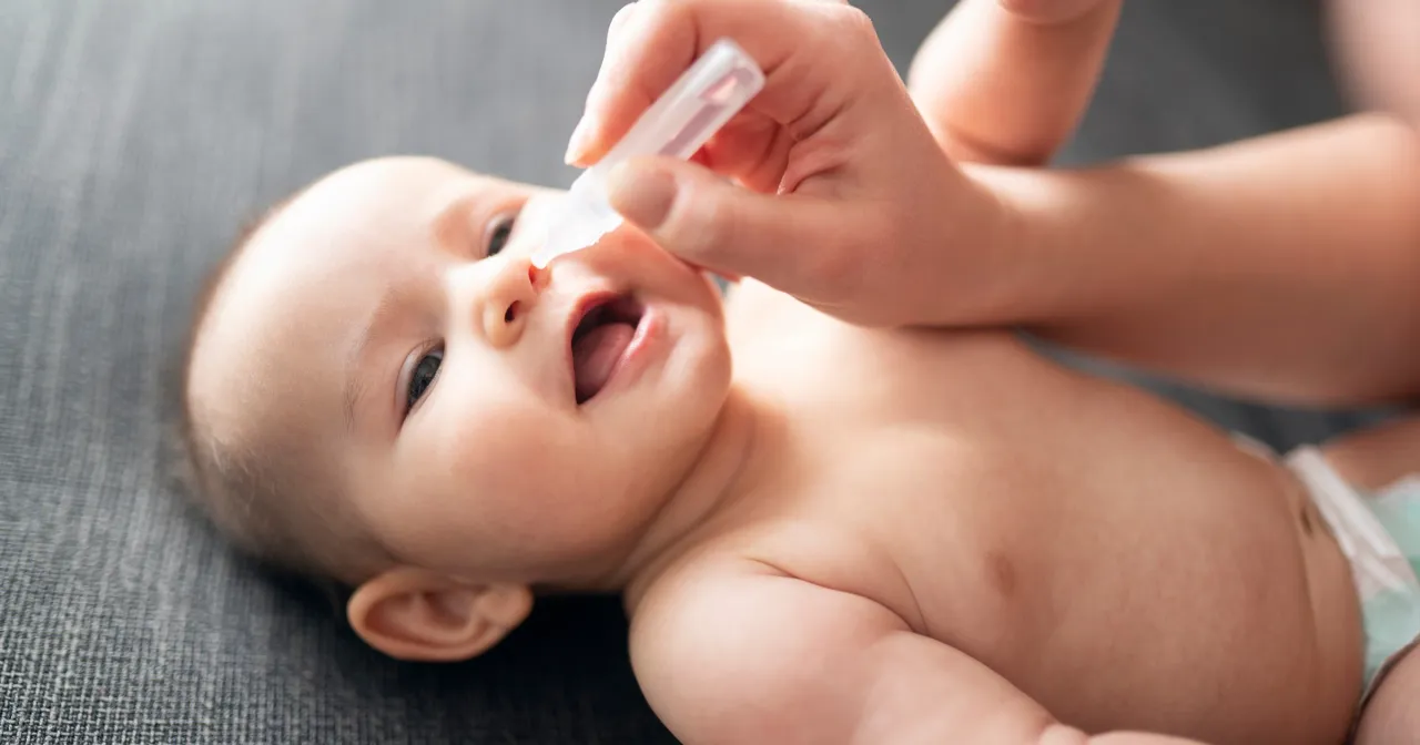 niemowlę z zatkanym noskiem