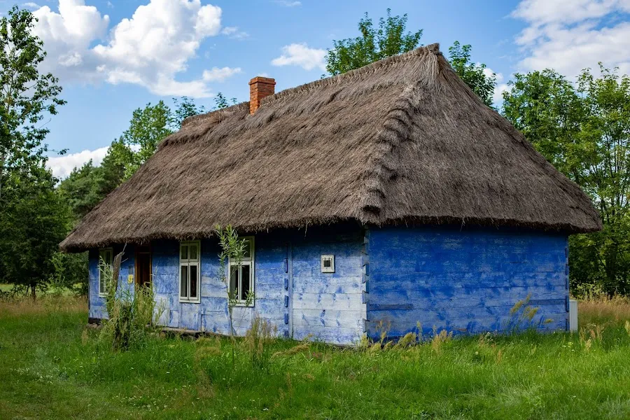 Skansen w Maurzycach niebieskie chaty, łowickie wycinanki, pająki