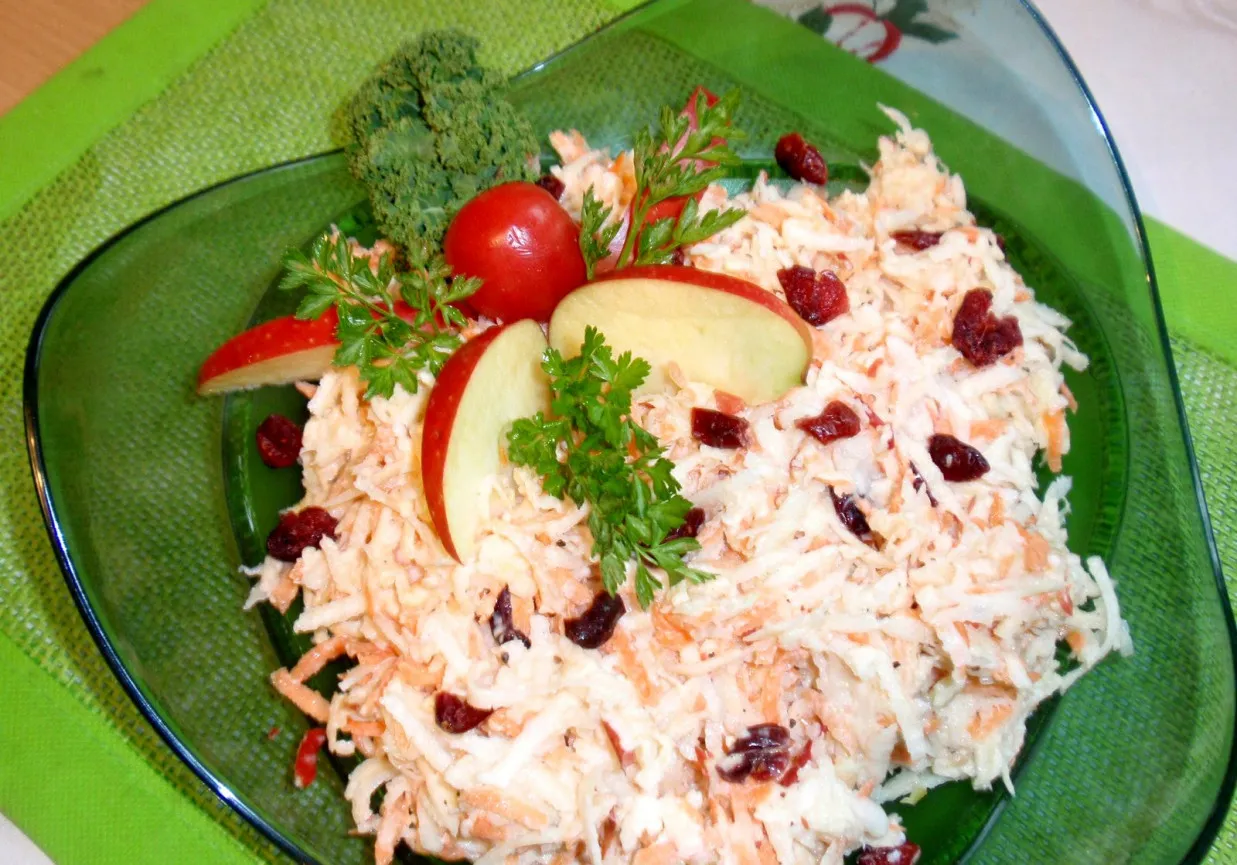 sur&oacute;wka z selera korzeniowego z żurawiną