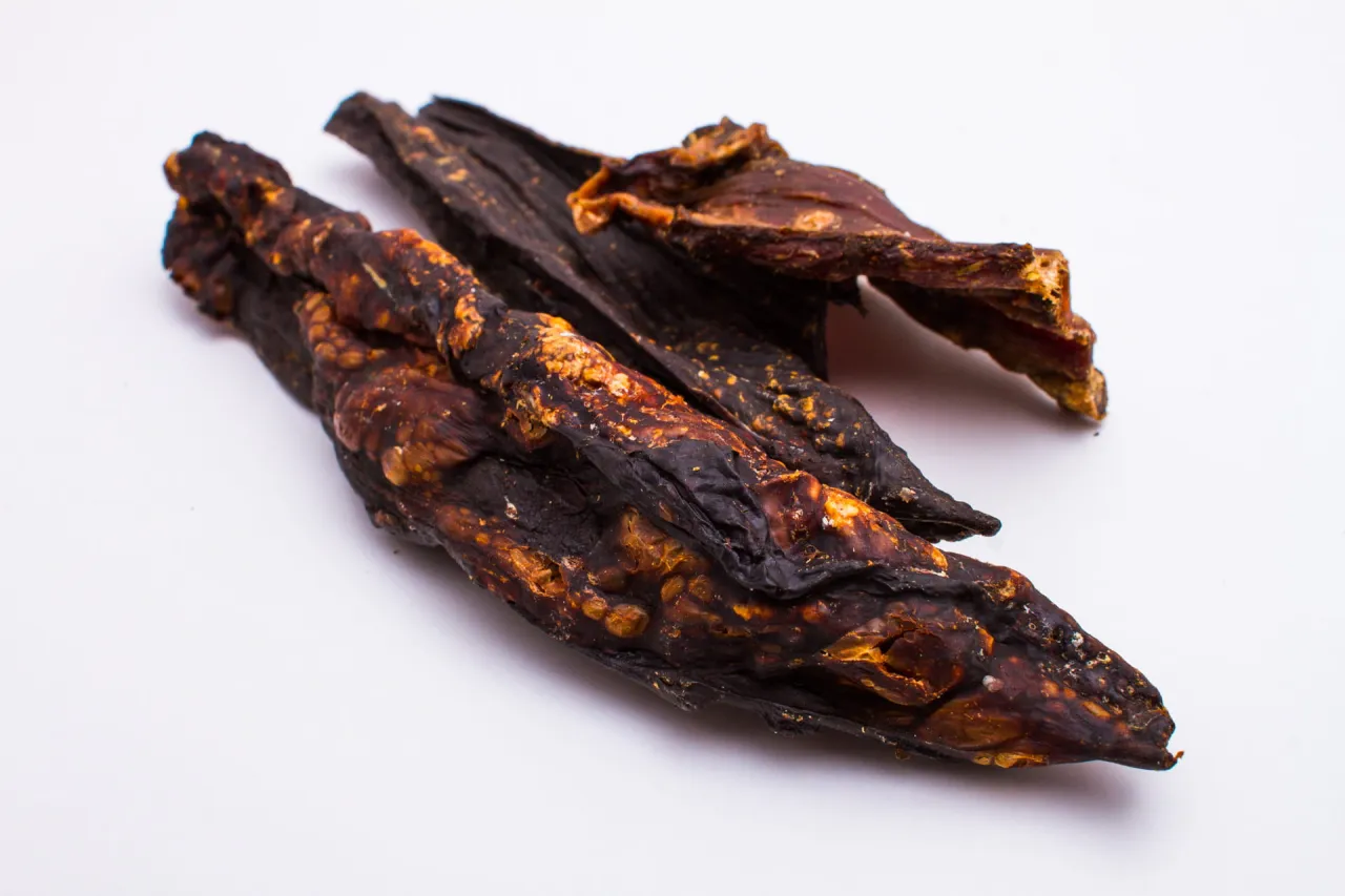 naturalne gryzaki dla psa na białym tle