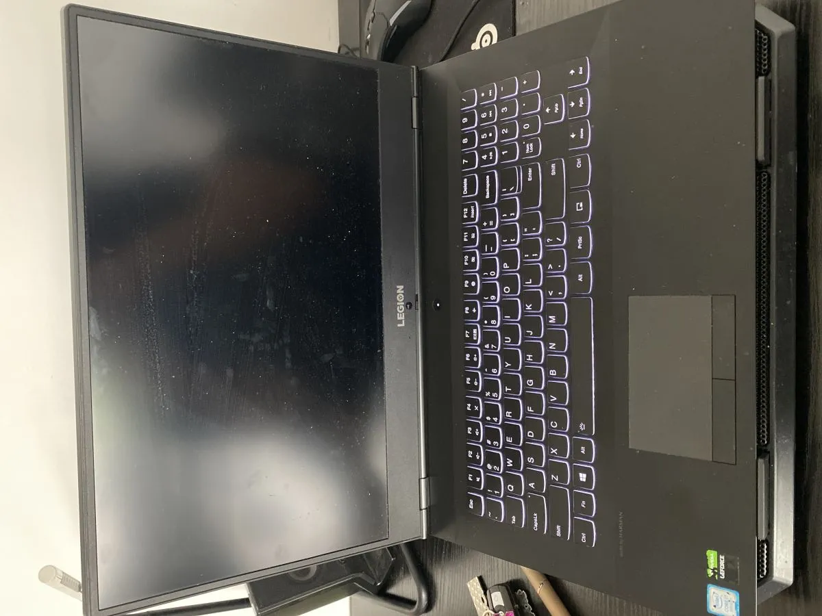 Komputer z czarnym ekranem i klawiatura