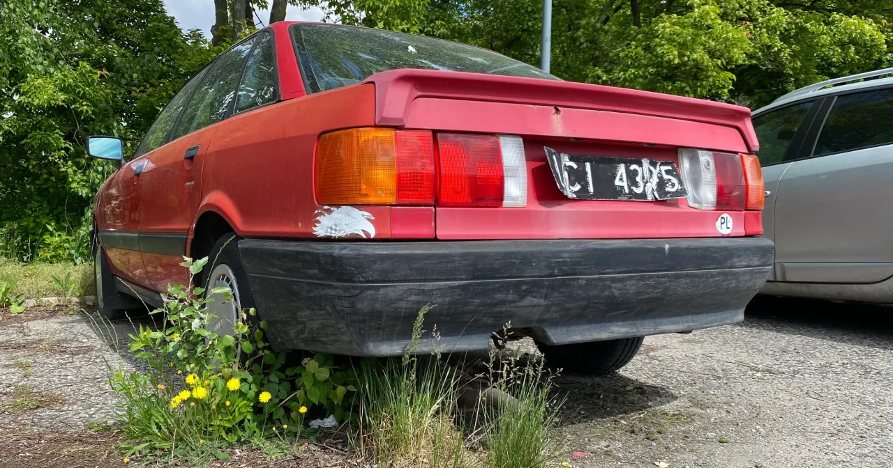 Czerwony samochód z polską tablicą rejestracyjną. Czy można jeździć na niemieckich blachach? To pytanie nurtuje wielu kierowców.