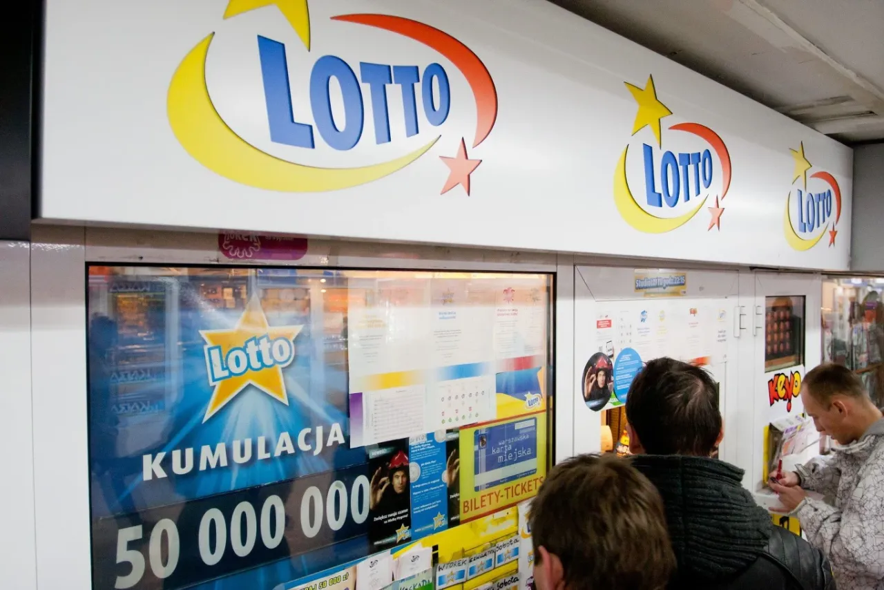 Kasa Lotto z wielką kumulacją 50 milionów. Czy ktoś wygrał w lotto przez internet? Ludzie kupują losy.