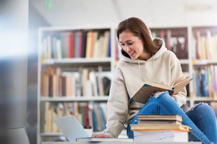 młodzi ludzie uczący się w szkole policealnej