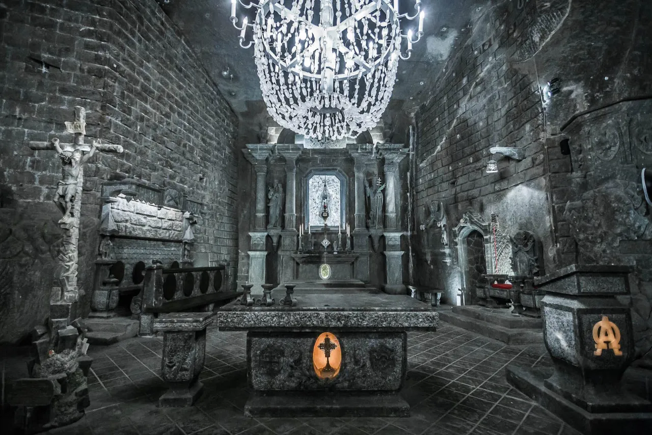 Podziemna kaplica wykuta w soli, z ołtarzem i krzyżem. To miejsce nawiązuje do legendy o świętej Kindze, kt&oacute;ra przyniosła s&oacute;l do Polski.