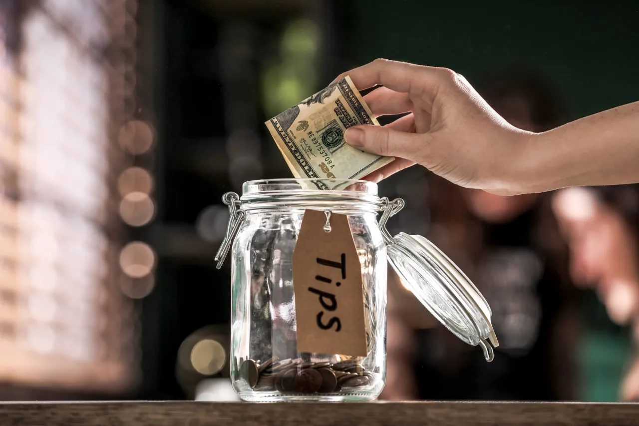 R&oacute;żnice w rozliczaniu napiwk&oacute;w got&oacute;wkowych i bezgot&oacute;wkowych infografika