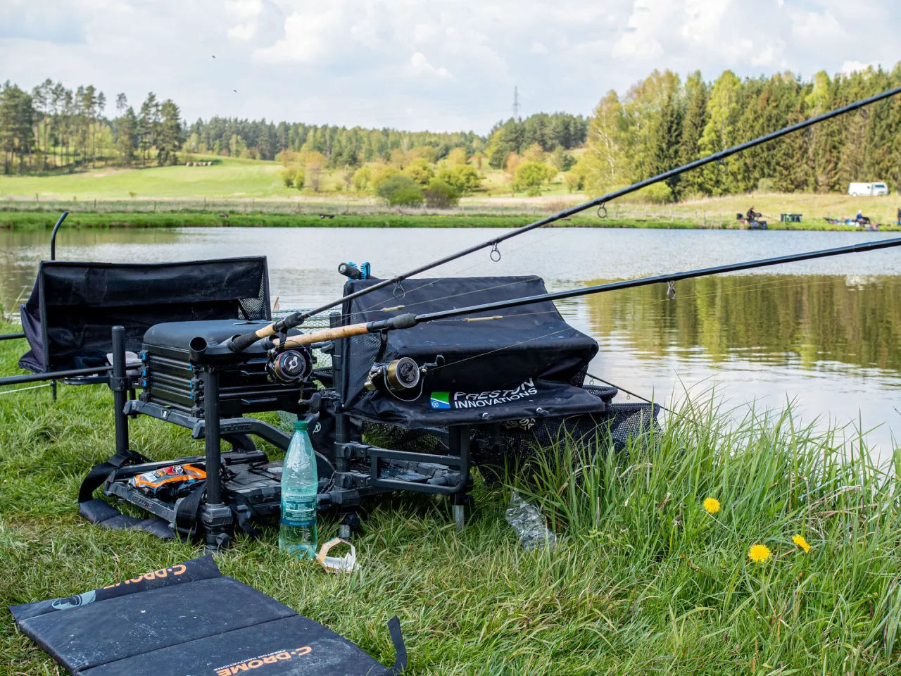wędkarz pakuje sprzęt na wyjazd