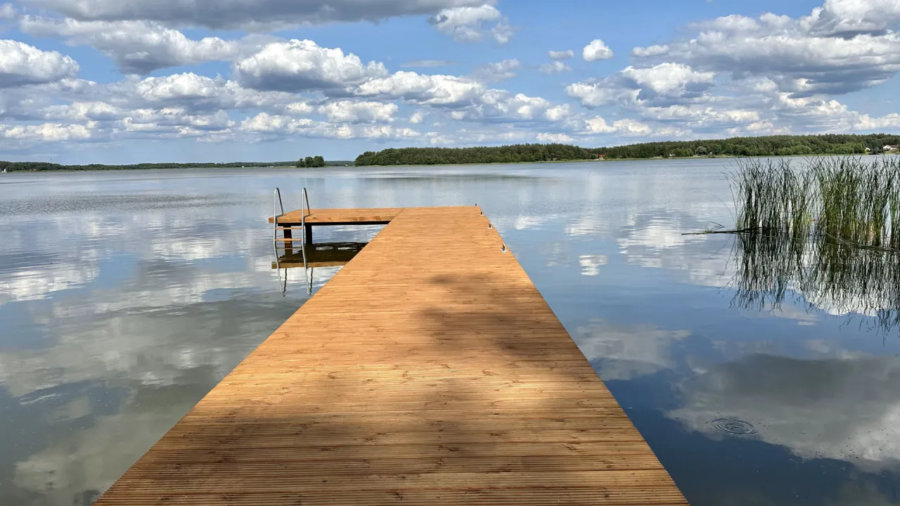 Nowoczesny domek nad wodą z pomostem
