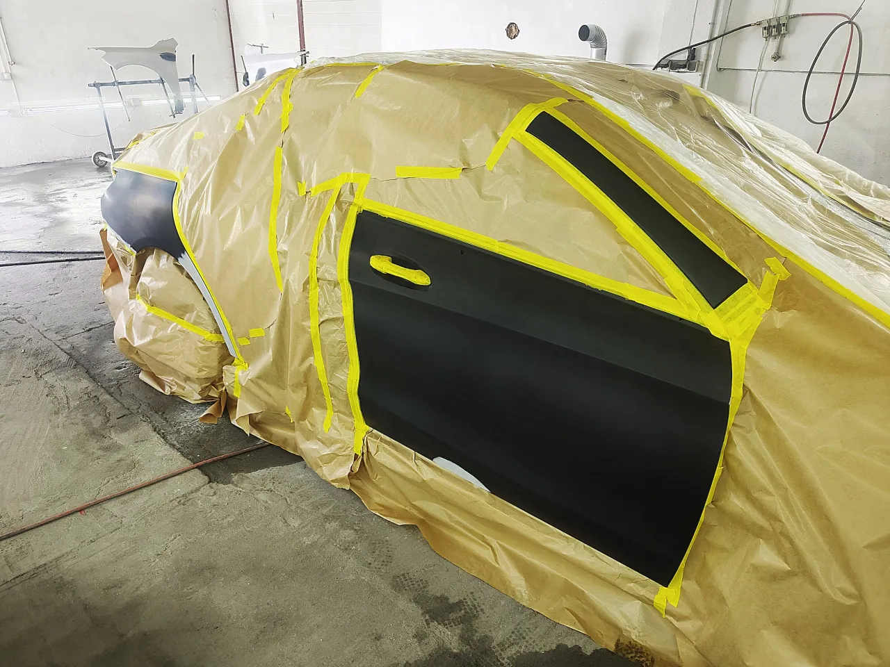 Cennik lakierowania element&oacute;w karoserii samochodu