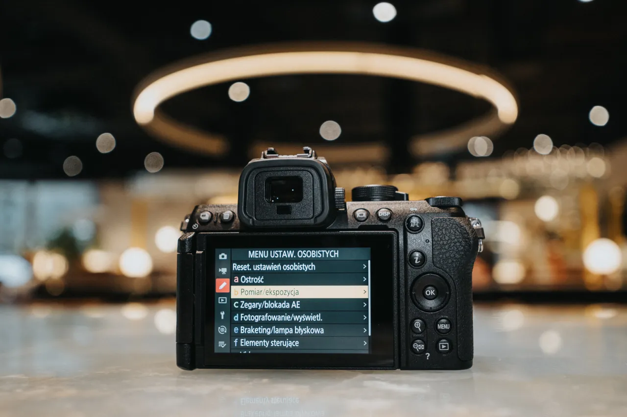Profesjonalny aparat fotograficzny z menu ustawień. Zastanawiasz się, ile kosztuje profesjonalny aparat fotograficzny?