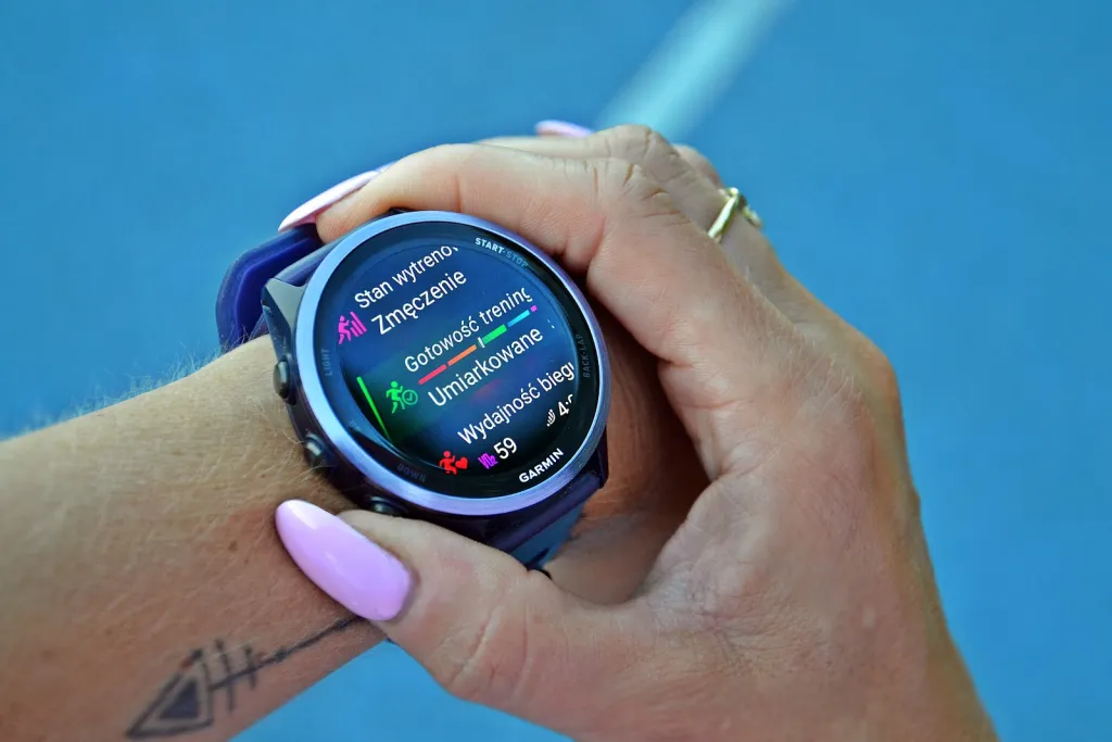 Zegarek sportowy wyświetlający kadencję biegu