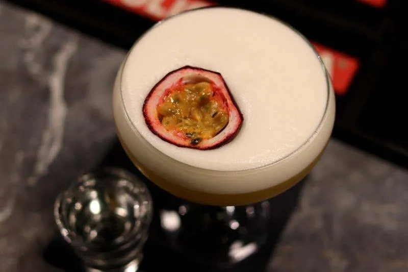 prosty drink z marakują i wódką w wysokiej szklance