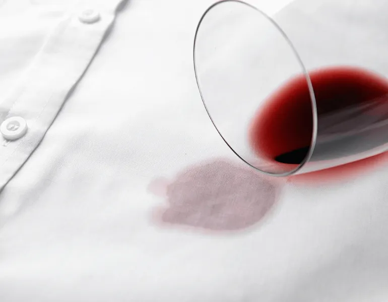 domowe sposoby na plamy z wina, sól woda gazowana