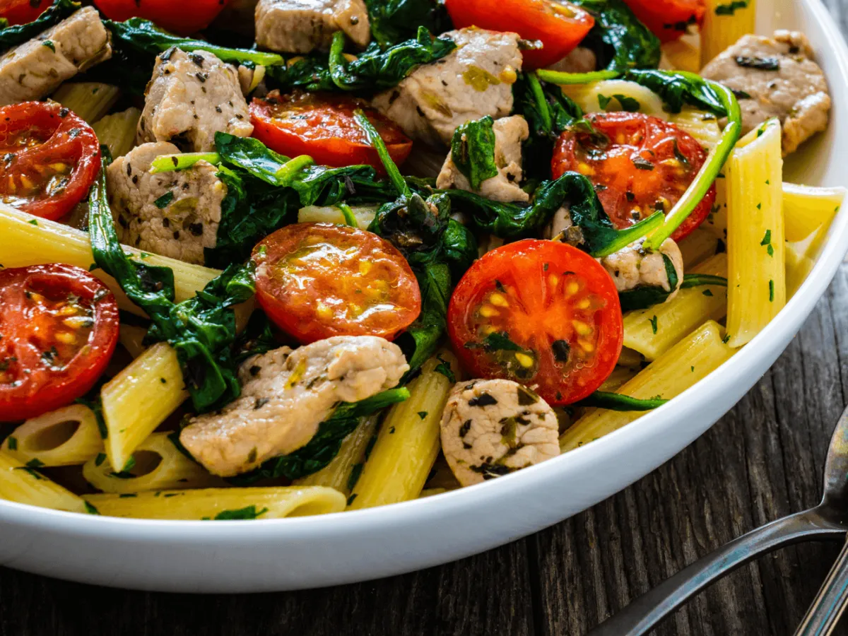 pasta con espinacas y pollo salteado