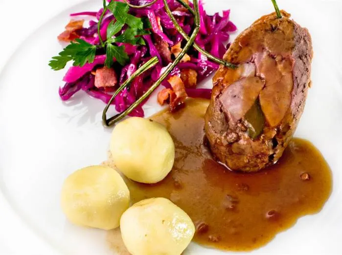 Nowoczesna kuchnia śląska rolada kluski