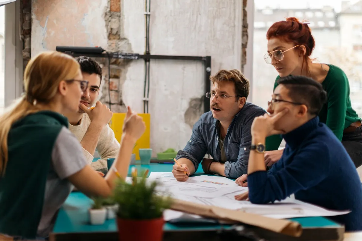 Młodzież używająca slangu angielskiego w rozmowie