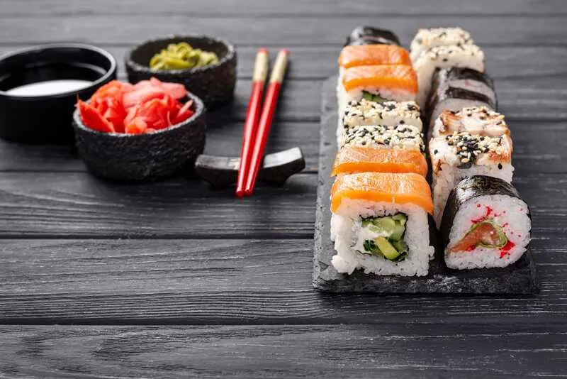 Zdjęcie W co zawija się sushi? Odkryj sekrety idealnego nori i składników