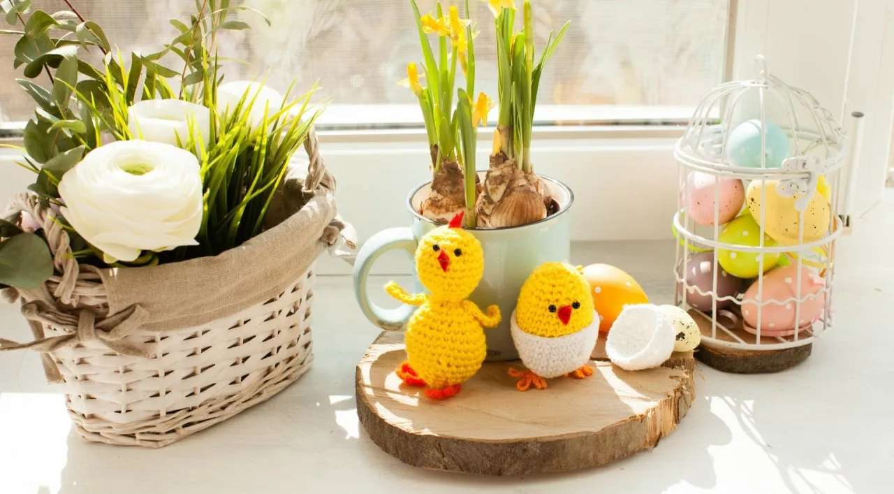 Urocze, ręcznie robione stroiki wielkanocne nowoczesne: żółte kurczaczki, koszyk z kwiatami i pisanki w klatce.