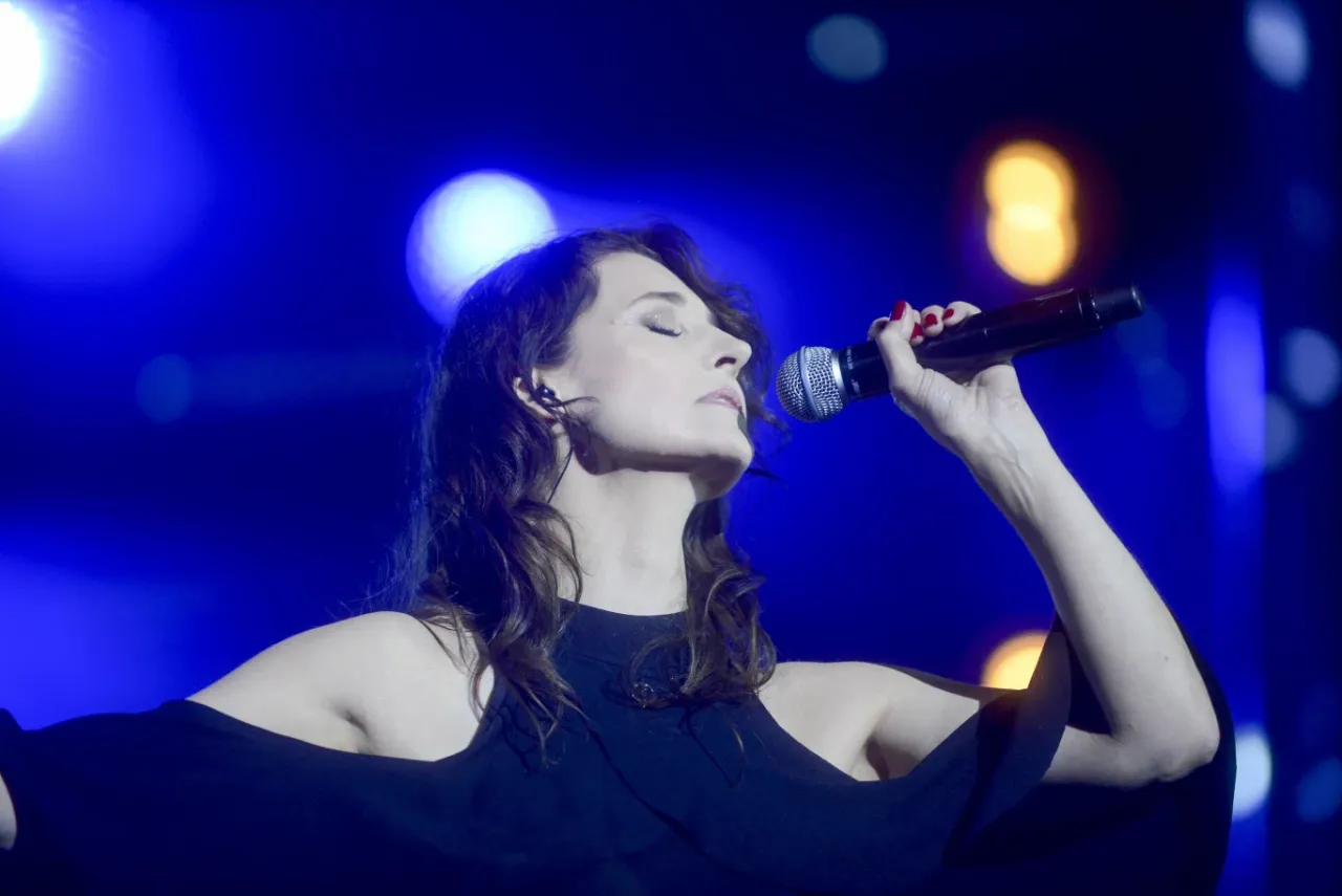 Zesp&oacute;ł Dystans Renata Dąbkowska Czerwona jarzębina Gala Piosenki Chodnikowej