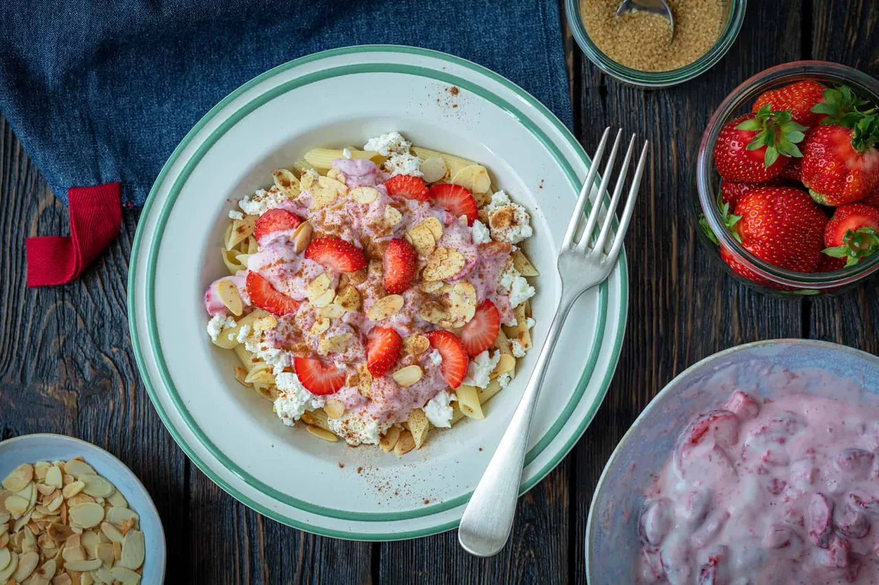 makaron z truskawkami wegański fit