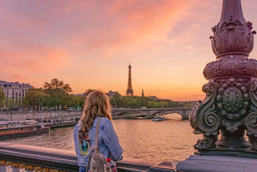 Montmartre Paryż zach&oacute;d słońca