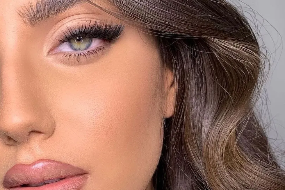 kobieta z rzęsami na pasku, naturalny wygląd