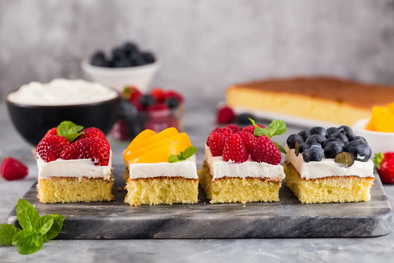 Krojenie biszkoptu na blaty