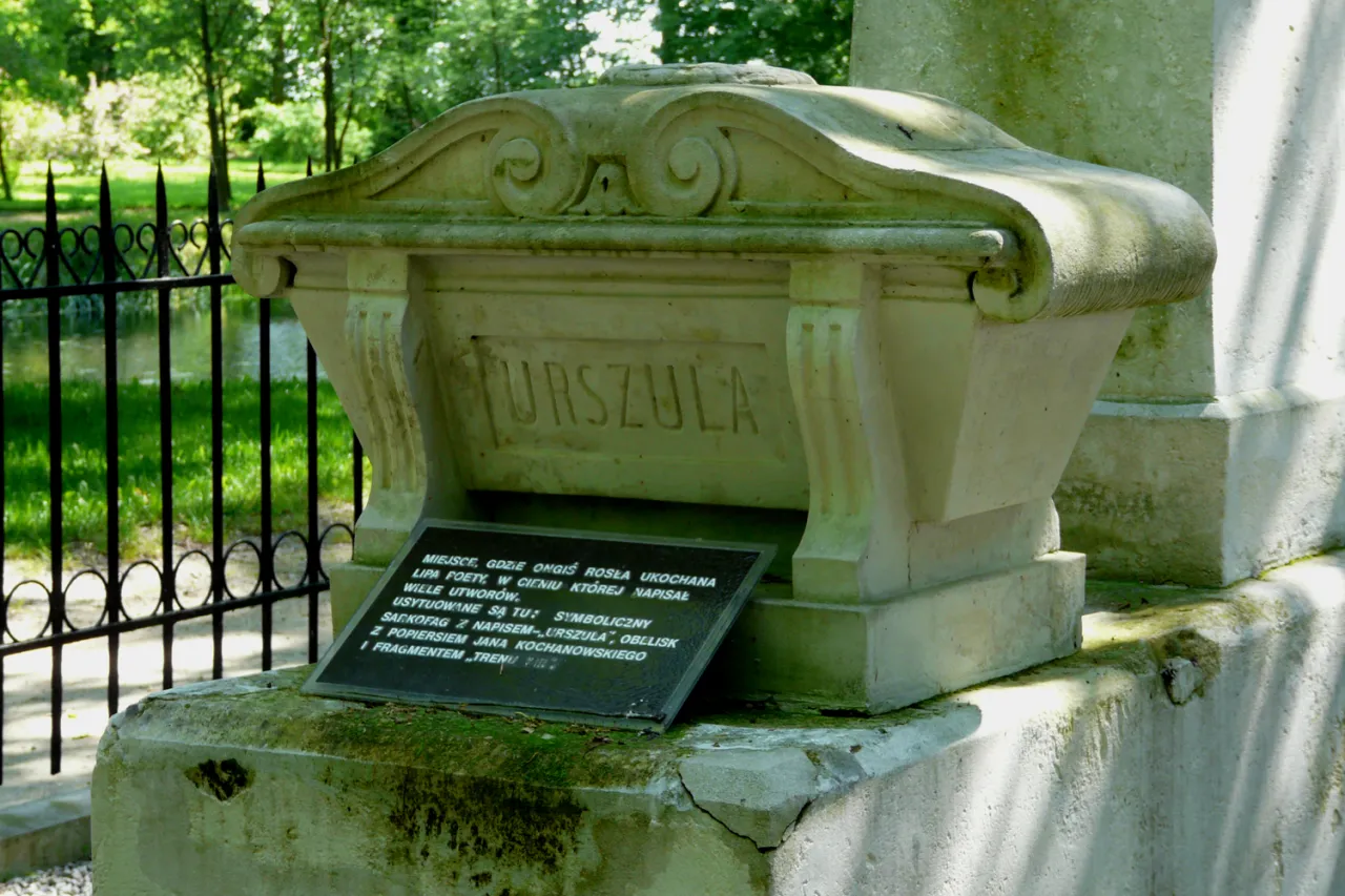 Park Muzeum Jana Kochanowskiego w Czarnolesie lipa sarkofag Urszulki