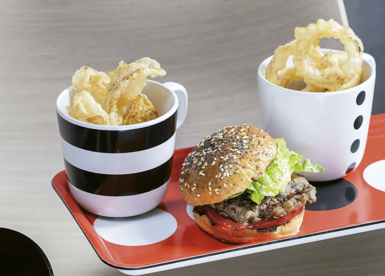 burger z chrupiącymi krążkami cebulowymi