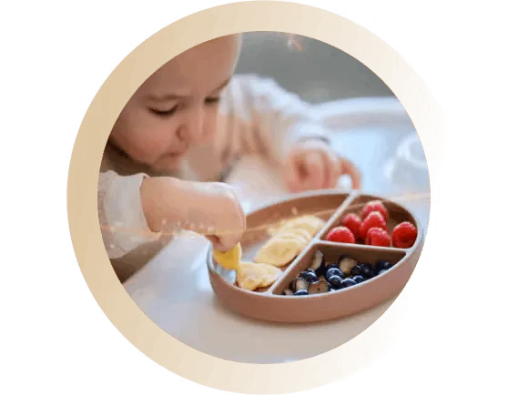 szczęśliwe 11-miesięczne dziecko stawiające pierwsze kroki z pomocą rodzica