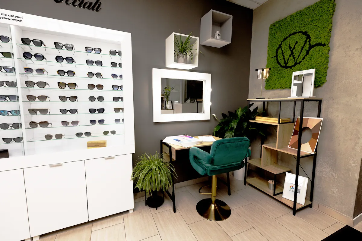 r&oacute;żnorodność oprawek okularowych w salonie optycznym
