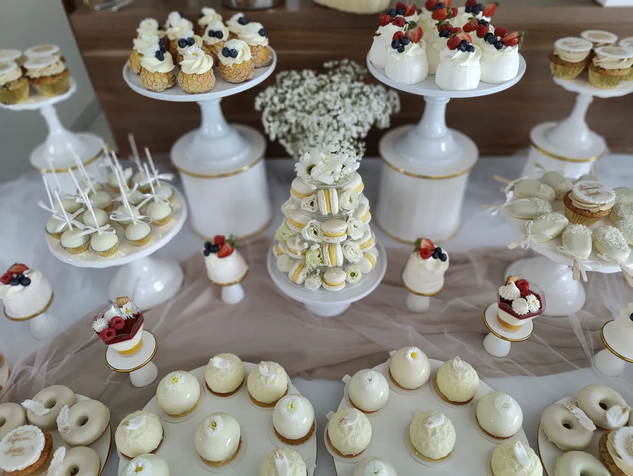 Stół z różnymi ciastami na komunię