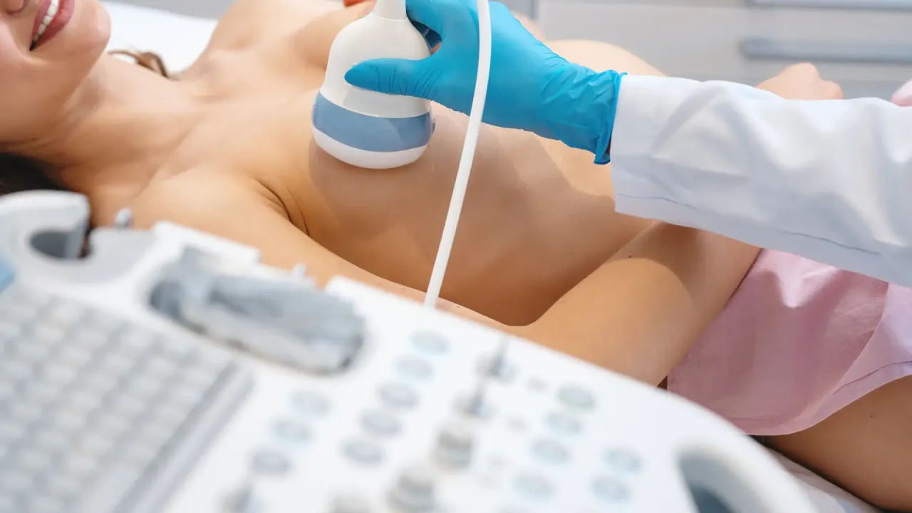 Kobieta wykonująca USG piersi profilaktycznie