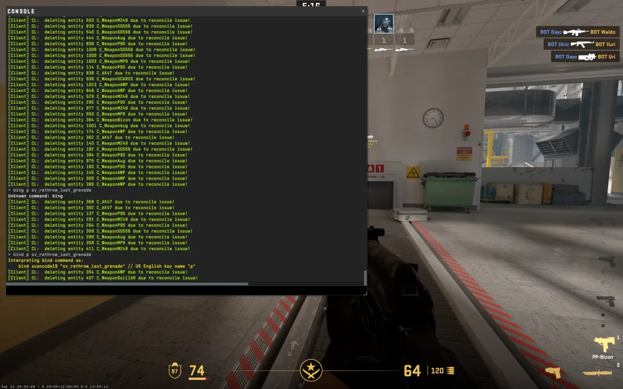 Gracz CS2 wybierający granat z menu